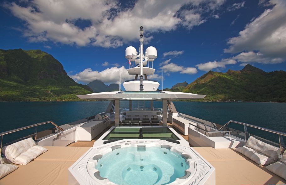  Walk on the waves on a yacht